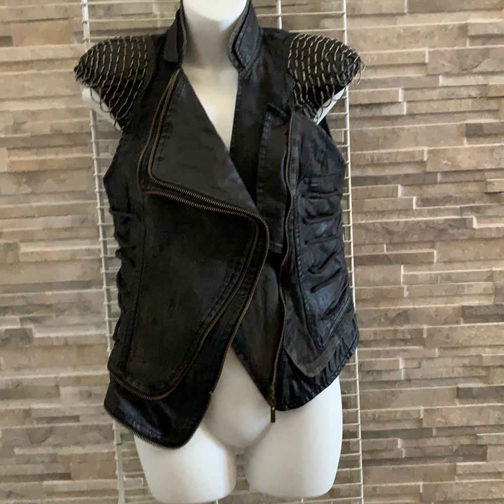 Unique vest w/ detail